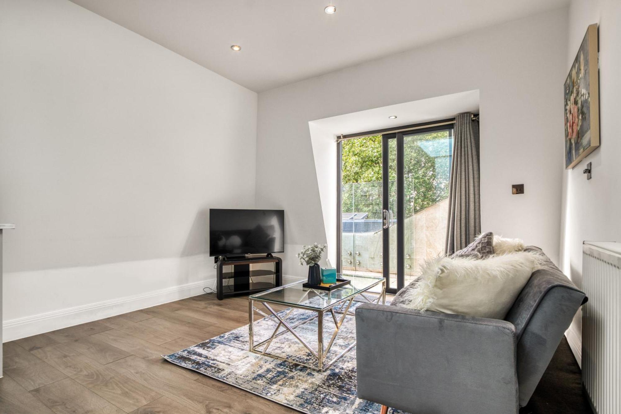 Bright & Glamorous 1br 1ba Private Balcony Apartamento