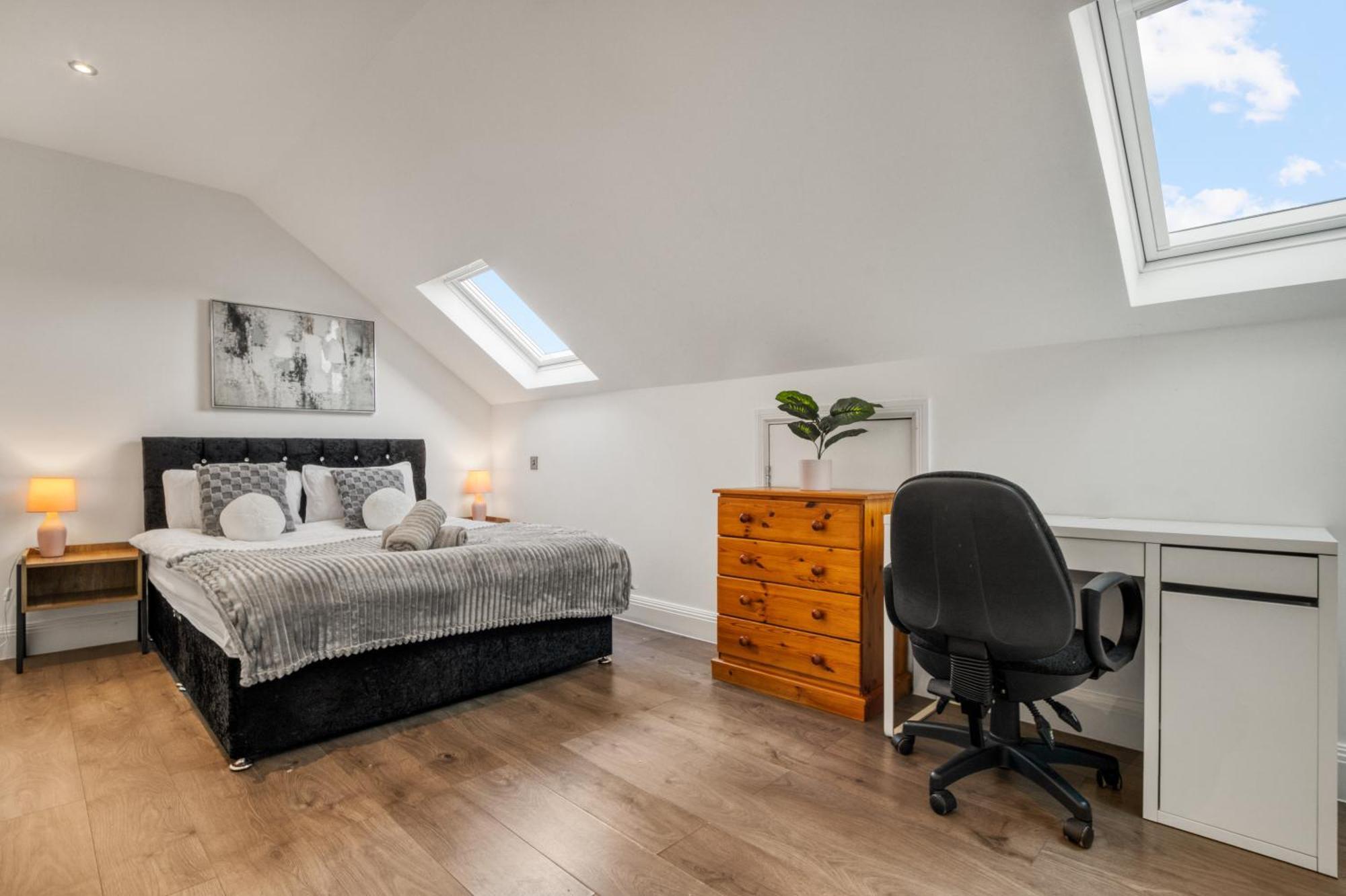 Bright & Glamorous 1br 1ba Private Balcony * London